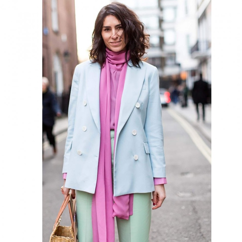 بدلة بدمج الوان باستيل مختلفة.