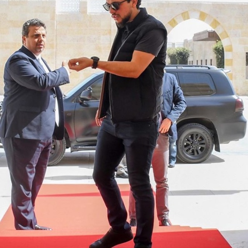 خلال زيارته المناطق الاثرية تخلى عن القميص وربطة العنق لصالح اطلالة اكثر شبابية