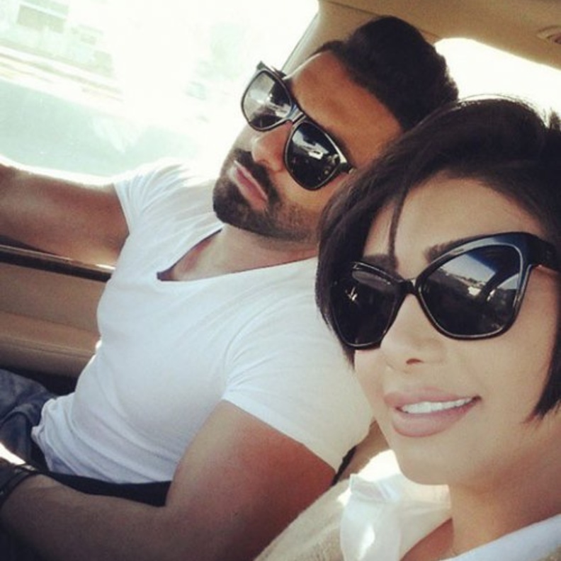 معركة كلامية تشتعل بين الفنان خالد البريكي وزوج هنادي الكندري