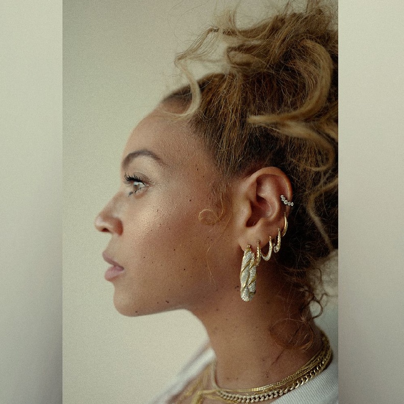 أقراط بيونسيه ضخمة من تصميم لورين شوارتز