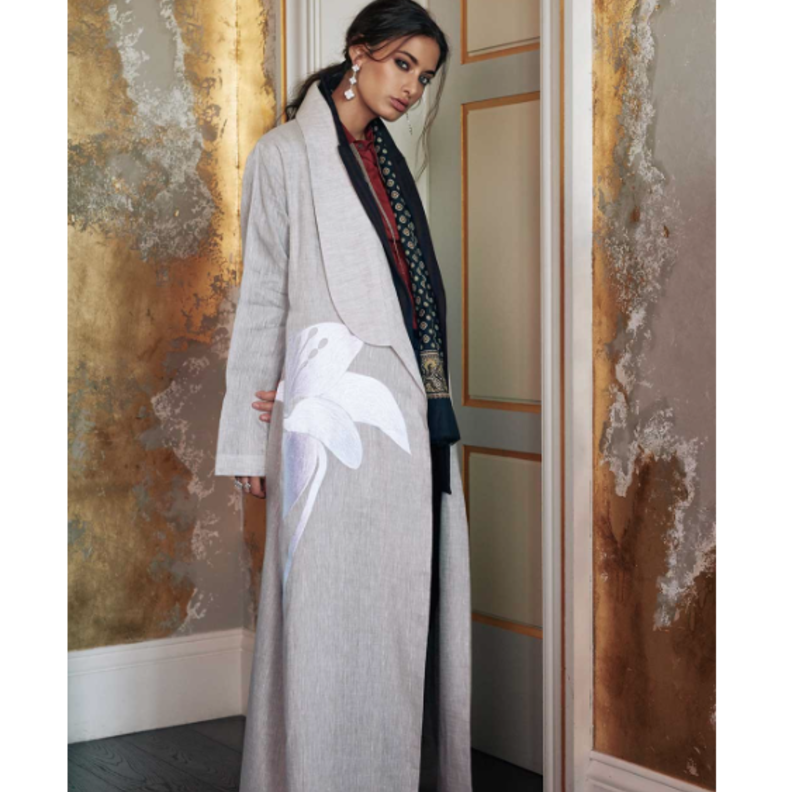 عباية سوداء فاخرة مع تطريزات الأزهار بالأبيض من توقيع بيت حناين