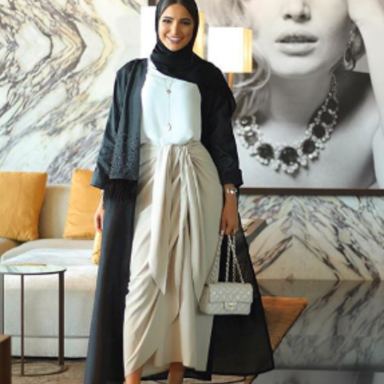 المشمشي من أجمل الألوان التي اختارتها فاطمة، مع الحجاب النيود