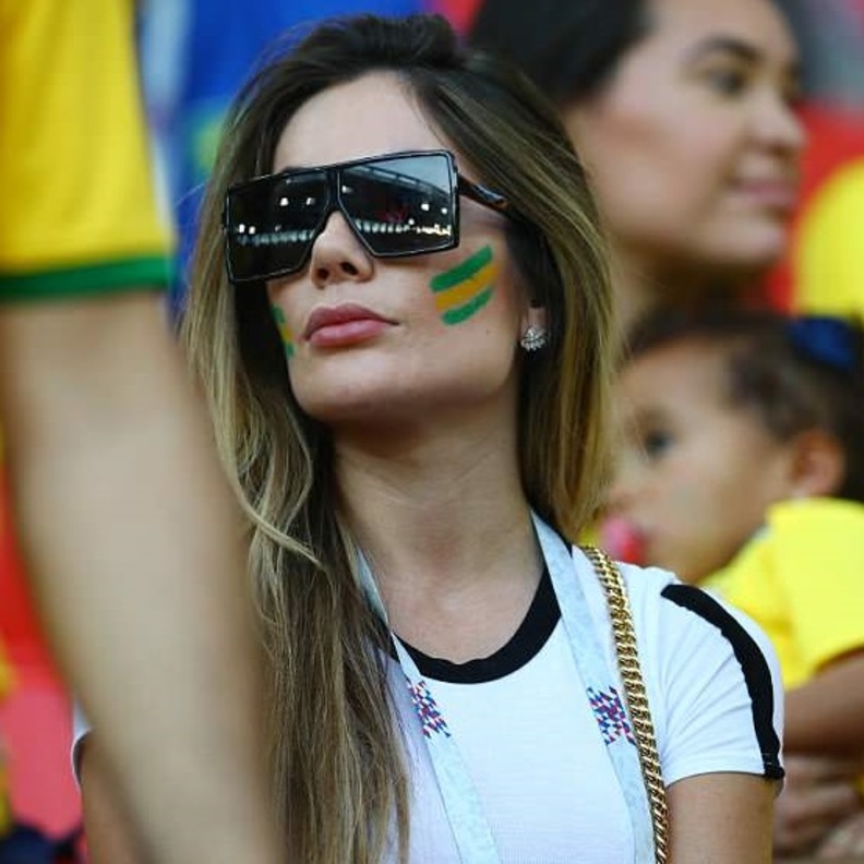 تبدو زوجات وصديقات لاعبي كرة القدم