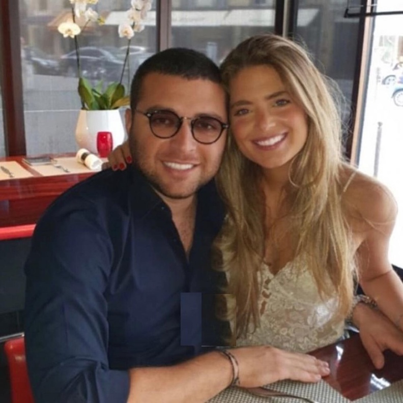 محمود حافظ مع عروسته