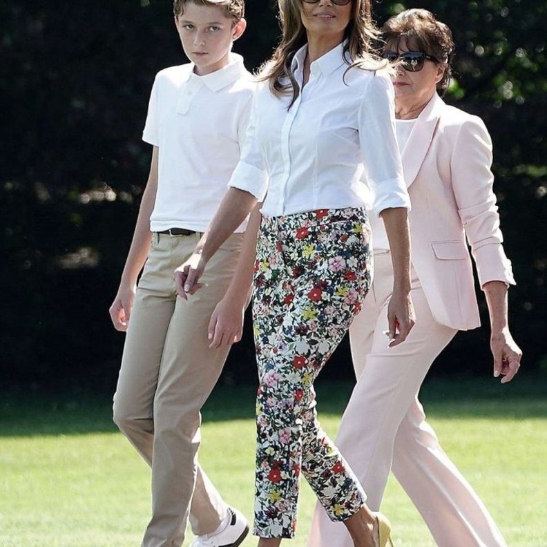 بنطلون ميلانيا ترامب مطبع بالورود