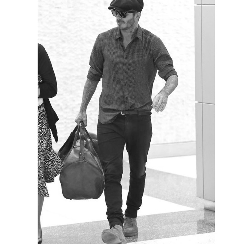 ريان رينولدز باطلالة أنيقة للسفر بالسرال القماشي مع الكارديغان والقبعة