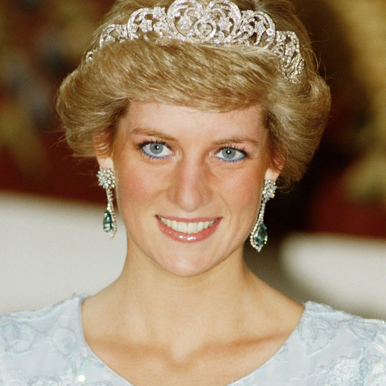 اطلالة الأميرة ديانا بمجوهرات الماس في صور خطبتها