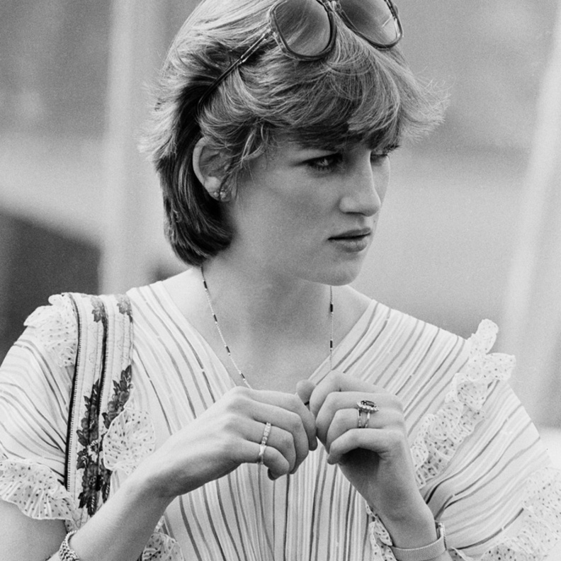 ديانا تنتقل للإقامة في لندن حيث عملت كمدبرة منزل، ومربية أطفال، ومساعدة معلمة حضانة، ولقد كانت تقيم وقتها مع ثلاث فتيات أخريات في شقة مكونة من ثلاث غرف نوم اشتراها لها والدها.