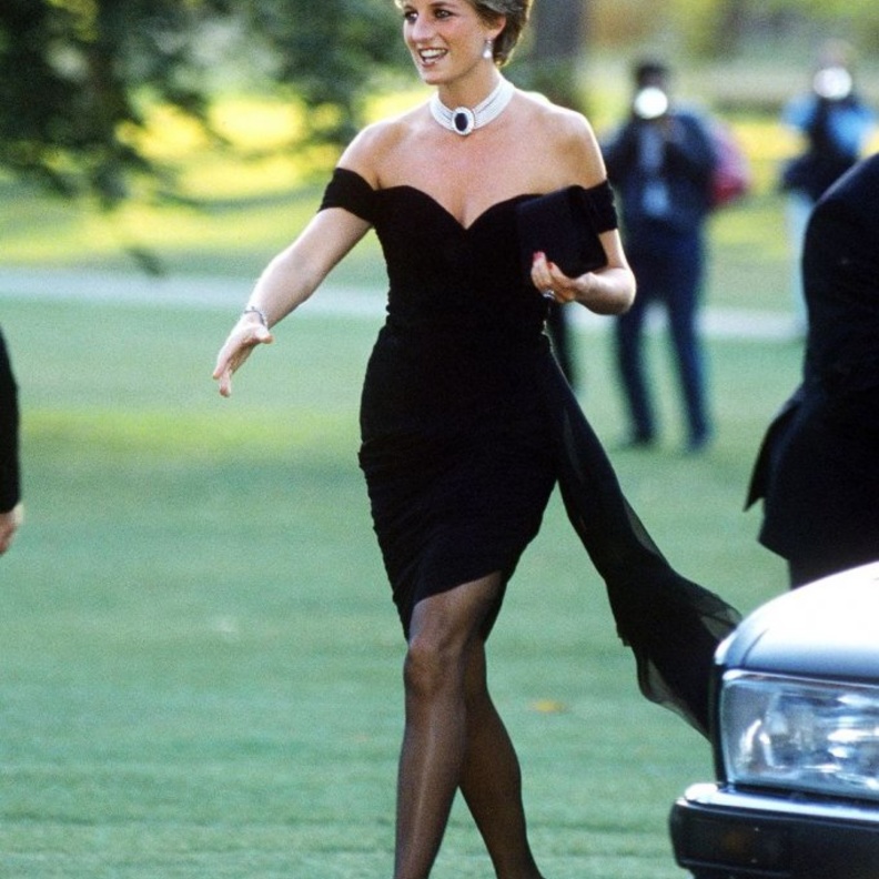 رقصت الاميرة في احدى الحفلات الى جانب الممثل جون ترافولتا، ولهذه المناسبة اختارت فستاناً اسود من تصميم Victor Edelstein يكشف اكتافها بيع بعد وفاتها بـ£240,000