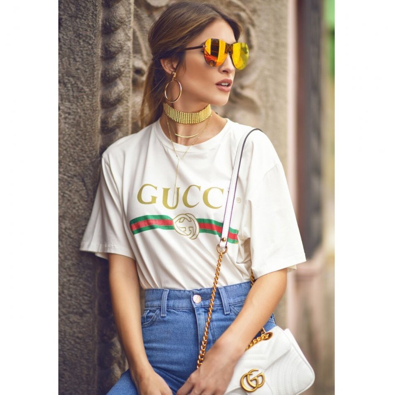 نسقي تيشيرت بيضاء بسيطة مع تنورة قصيرة لاطلالة شبابية مميزة