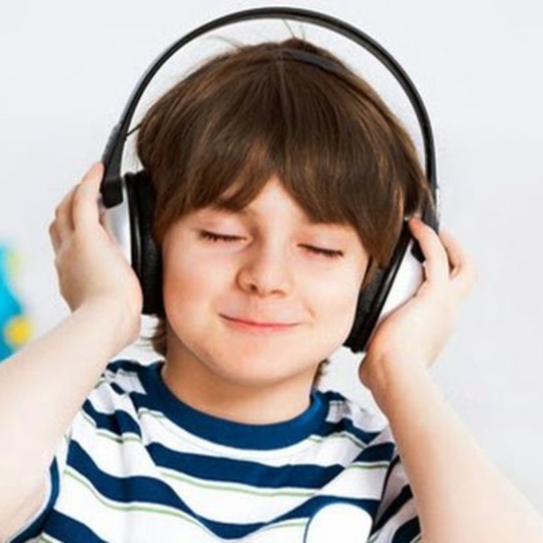 أضرار سماعات الأذن على الطفل