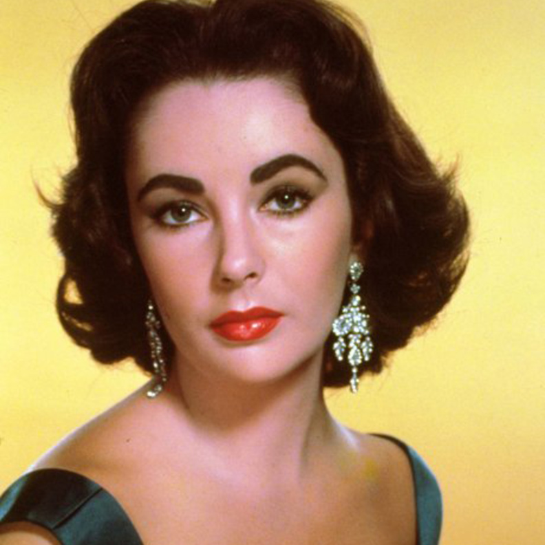 صوفيا لورين متألقة بأنوثة ساحرة بأرقى المجوهرات