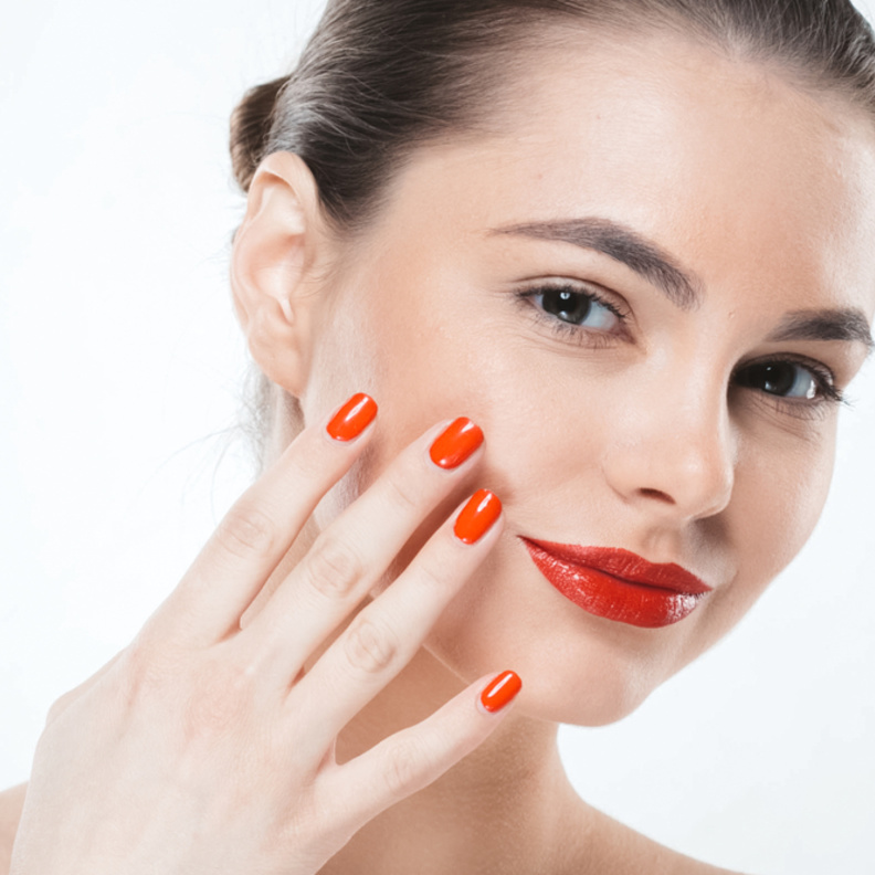 مناكير أظافر باللون البرتقالي