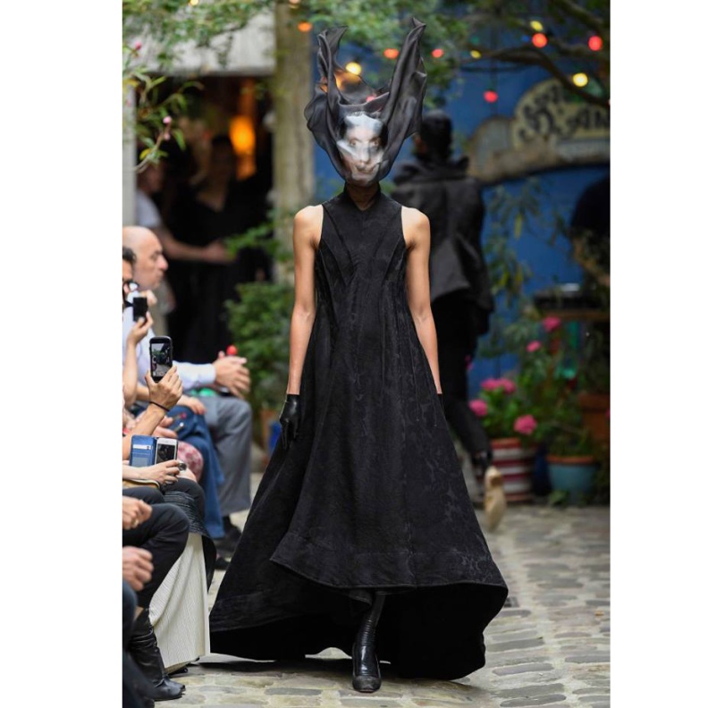 اطلالة غريبة تذكرنا بأفلام الخيال من مجموعة Aganovich في أسبوع الأزياء الراقية في باريس