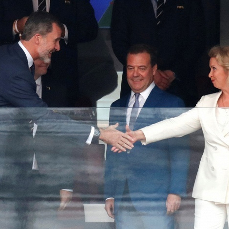 سفيتلانا ميدفيديفا رفضت تقبيل يدها من قبل رئيس الفيفا