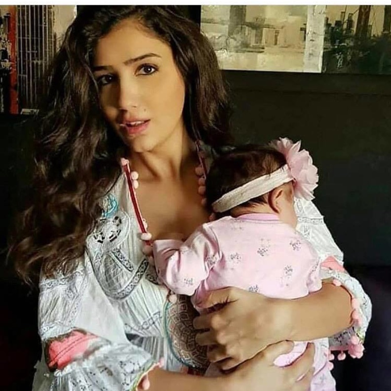 مي عمر وابنتها