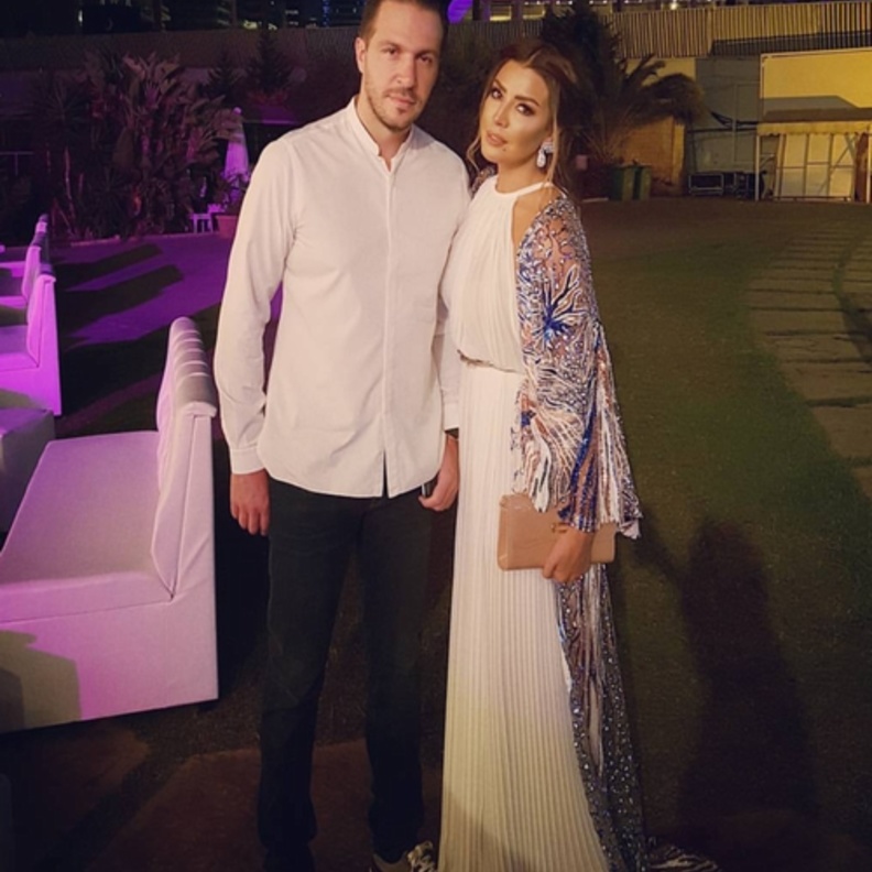 إطلالة أمل بوشوشة مع زوجها أناقة وجاذبية