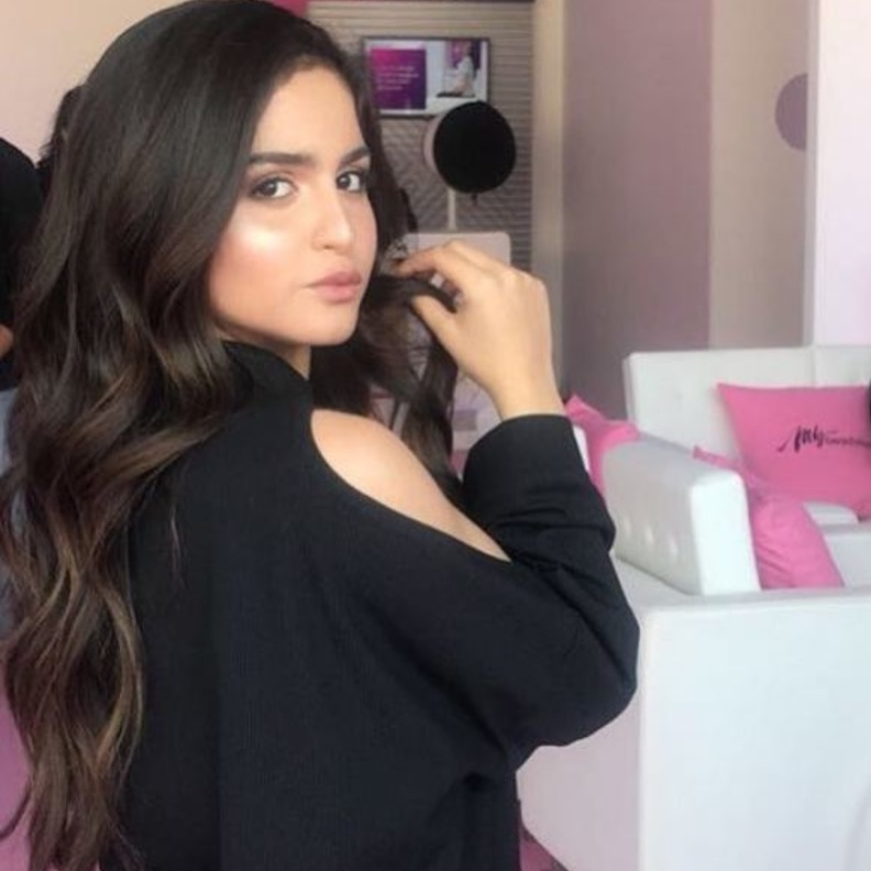 حلا الترك تقع بموقف محرج بسبب معجب