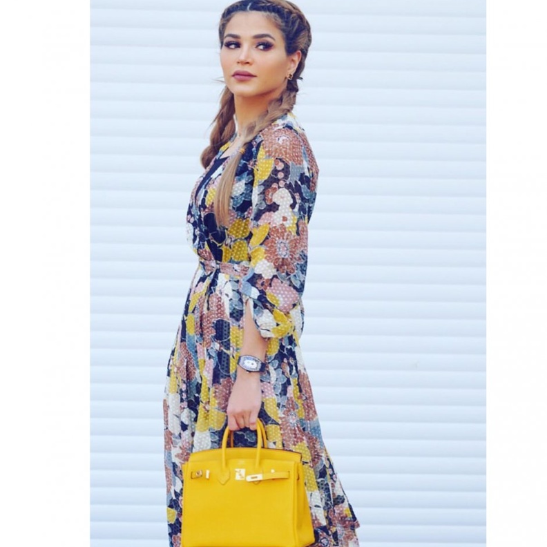 شنطة ذهبية ومضلعة بأسلوب الفاشينيستا نهى نبيل