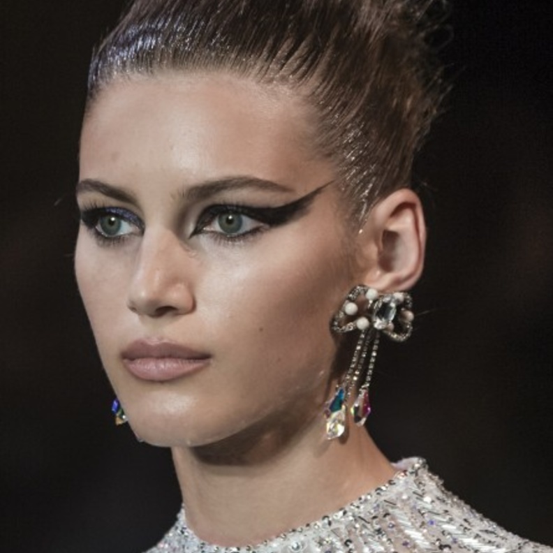 رسمات آيلاينر ناعمة في عرض Antonio Grimaldi