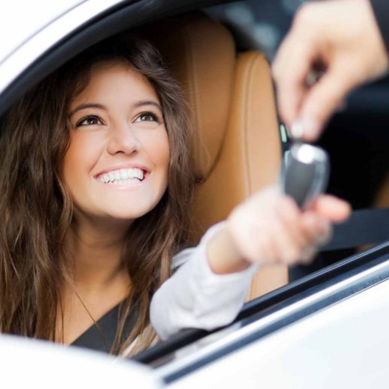 نصائح لحماية يدين العروس من الاسمرار وحروق الشمس أثناء القيادة