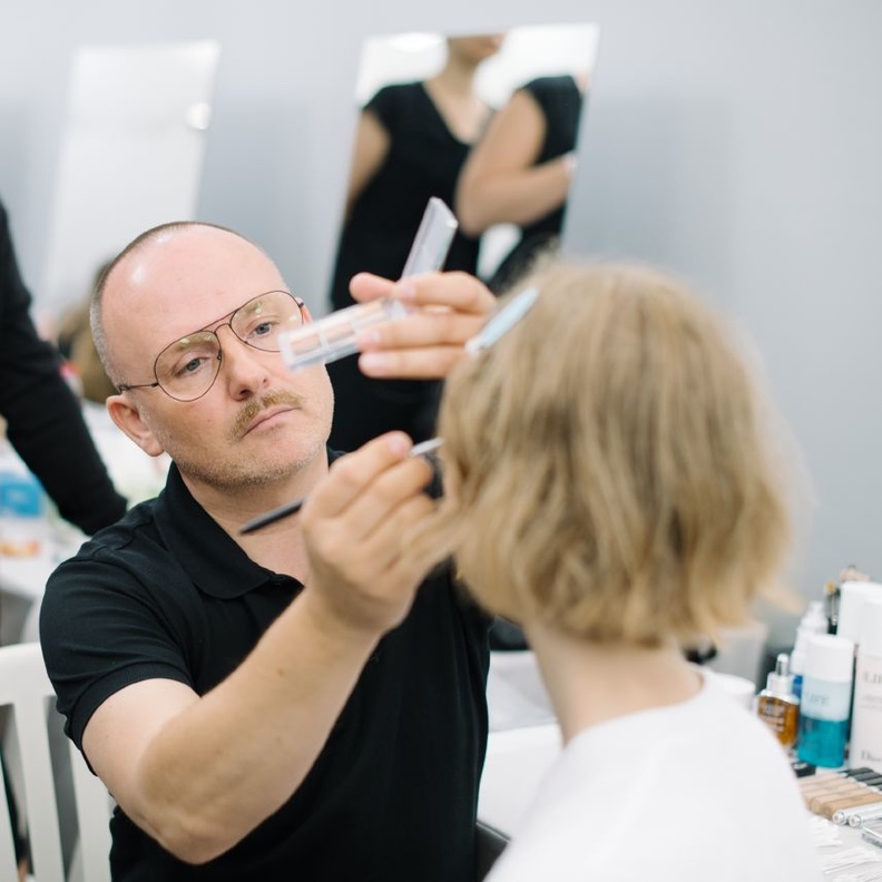 Peter Philips يبتكر إطلالة ماكياج طبيعيّة مستخدماً منتجات مجموعة Dior Backstage
