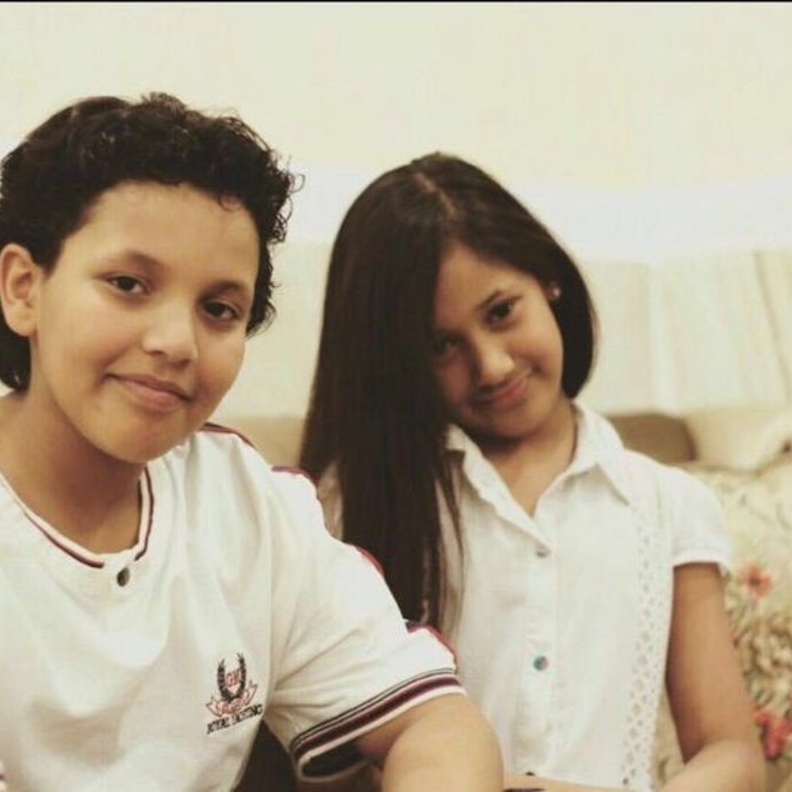 الطفلة نوال وشقيقها علي