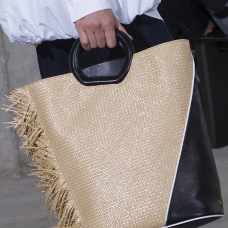 قبعات القش العريضة والصفراء من دار Elie Saab