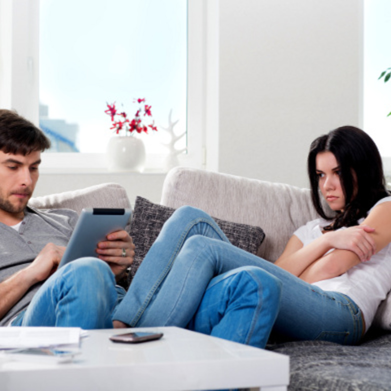 كيفية التعامل مع الزوج المشغول دائما