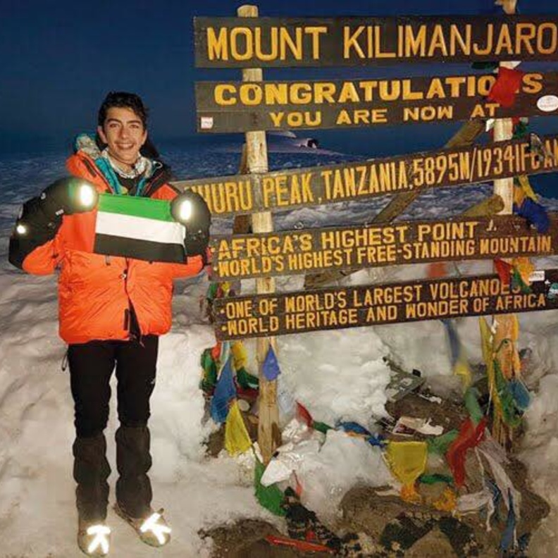 سيف النشار على قمة جبل كليمنجارو
