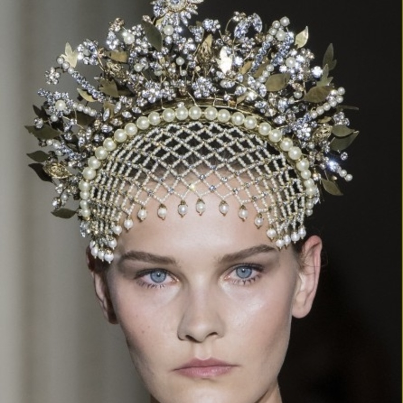 رسمات الآيلاينر البارزة باللون الأسود مع عارضات ‏Jean Paul Gaultier‏