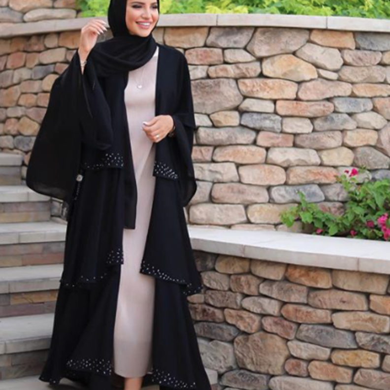 عباية أنيقة وراقية بلمسات فضيّة نسّقتها فاطمة بأسلوب جذاب