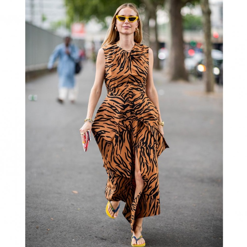 موضة الشارع مع الفستان الفاخر باللون الاسود