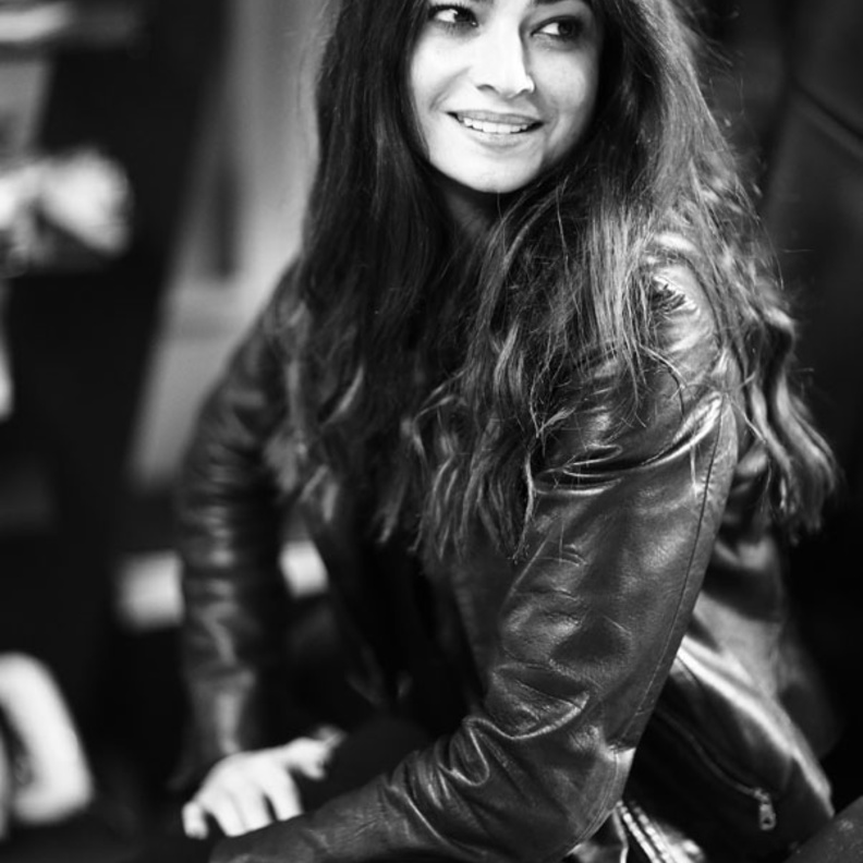 "أنصح باختيار القصات الناعمة القليلة التفاصيل"