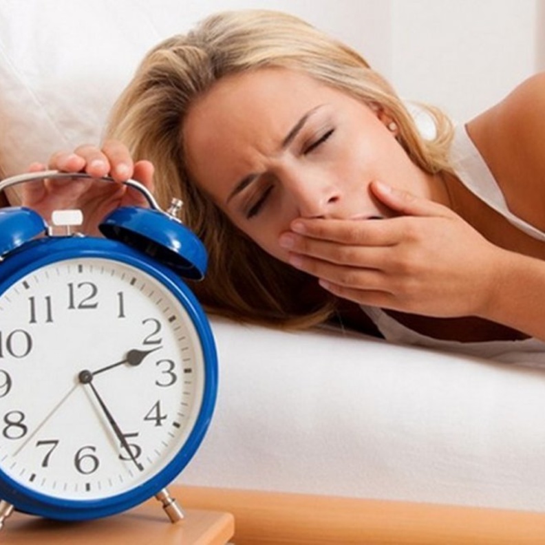  الاستيقاظ المتأخر يضر صحة النساء.