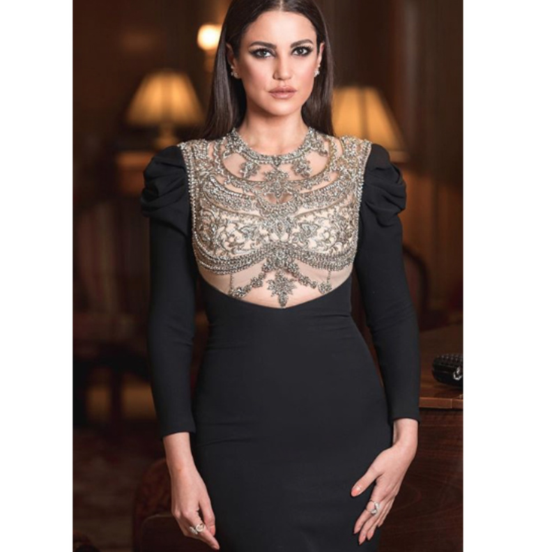 فستان غير موفّق أبداً وغير ملائم لقوامها أظهر درة بوزن زائد