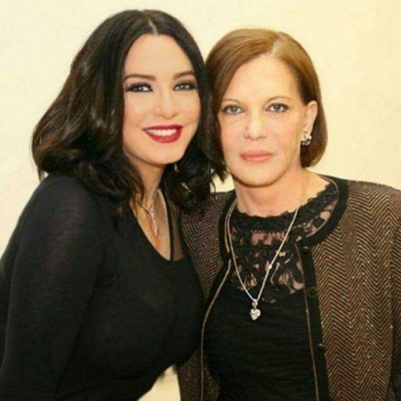 سلا فواخرجي ووالدتها