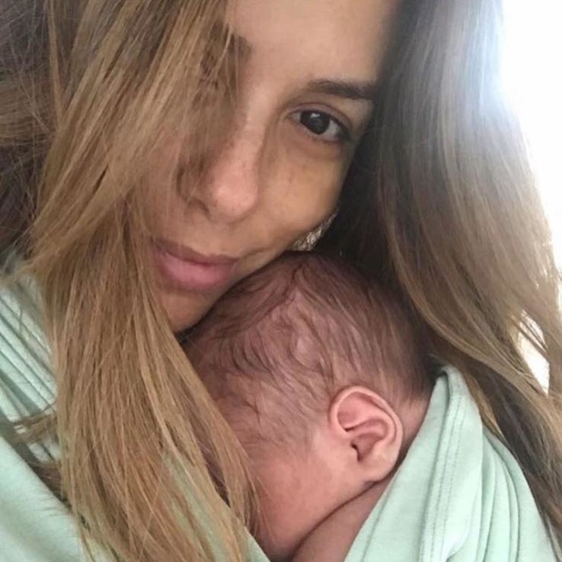 أول صورة للنجمة إيفا لونغوريا مع مولودها 