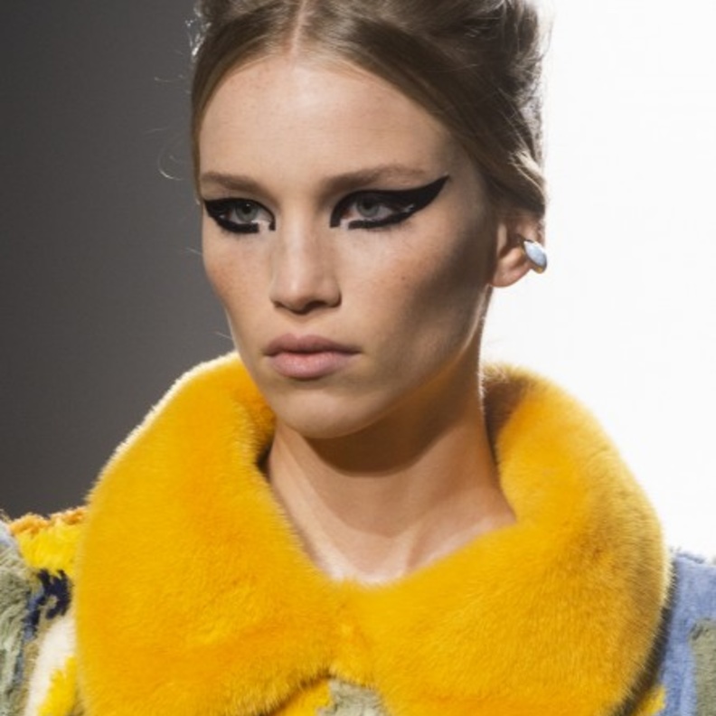 رسمات آيلاينر مجنحة وخضراء بأسلوب ‏Valentino