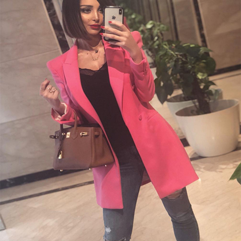 بسمة بوسيل لا تتخلى عن البلايزر السوداء الكلاسيكية