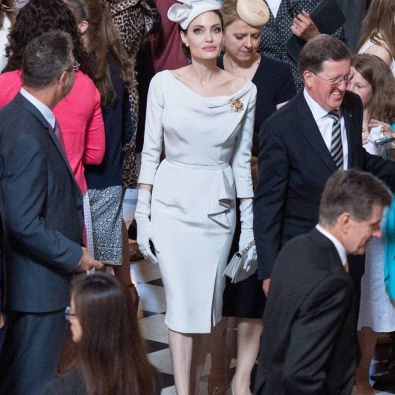 فستان ميدي أنيق باللون. الرمادي تألقت به أنجلينا جولي