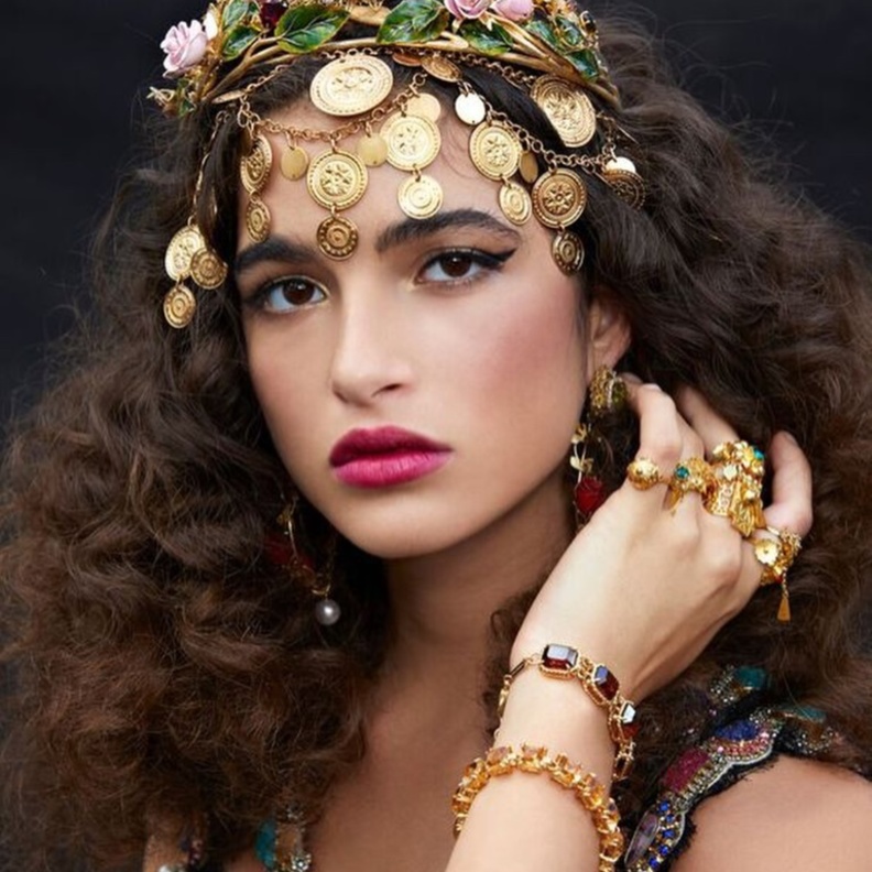 أكسسوارات عصرية وأحمر شفاه قوي في عرض دولتشي آند غابانا التامودا