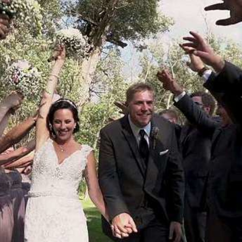 العروسان اكملا تصوير الفيديو بعد سقوط الشجرة