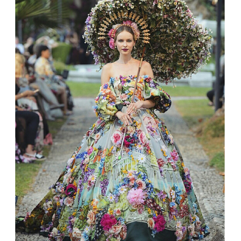 فساتين مزخرفة بتفاصيل الريش في عرض دولتشي آند غابانا التامودا