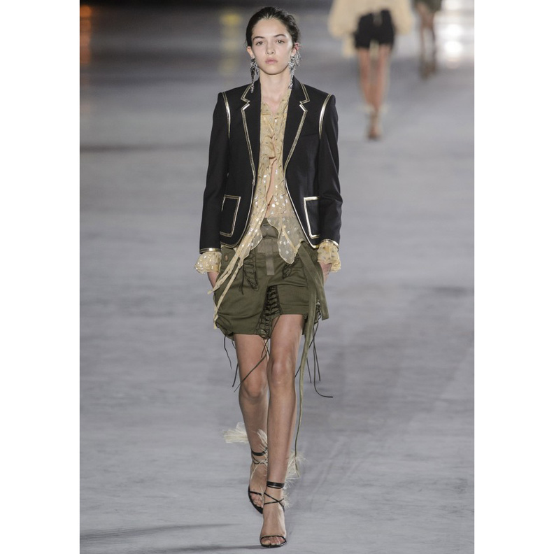 أحدث قصات الشورت الواسع والبراق لموسم صيف 2018 من ‏Valentino