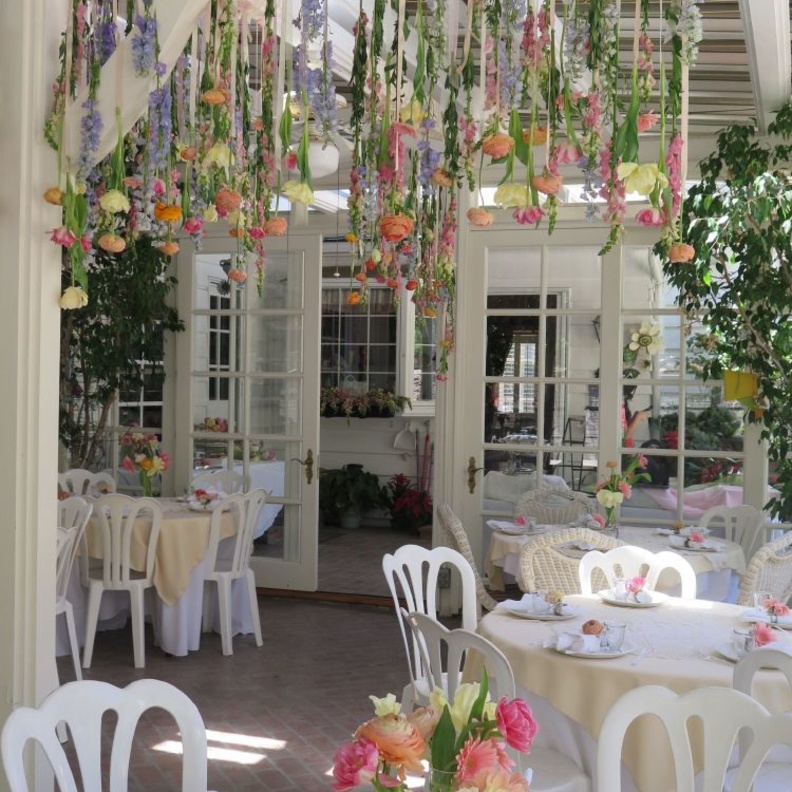 تزيين طاولة الحلويات في حديقة المنزل