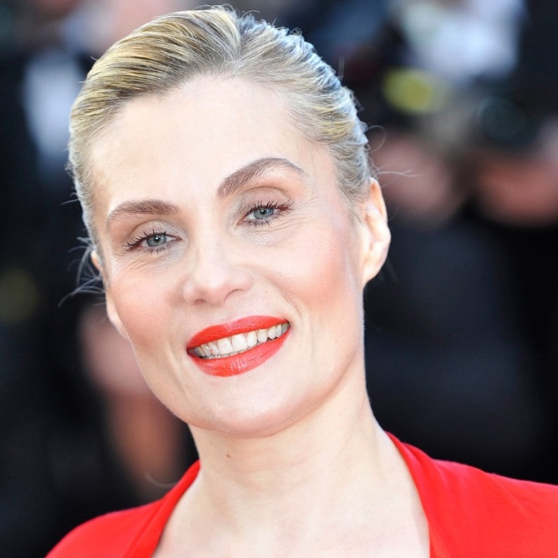 الممثلة الفرنسية إيمانويل سينيه