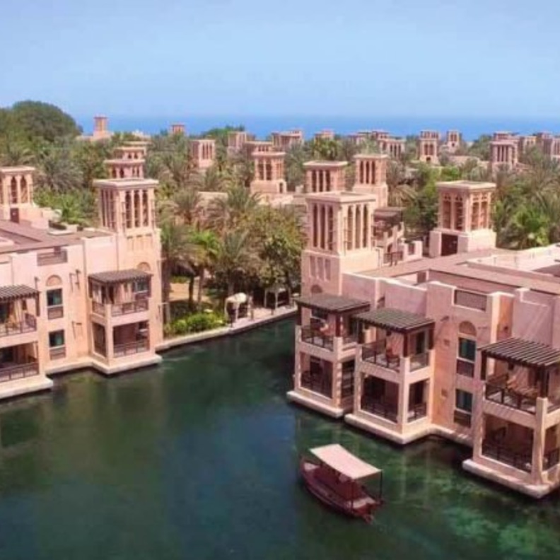 إنها سلسلة فنادق جميرا التي تتميز بهدوئها وسحرها والتي تتربع على شاطئ الجميرا الساحر