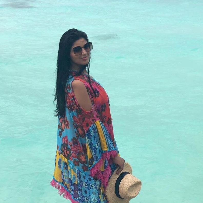 هند بومشمر في لحظة استجمام في أحضان جزر المالديف