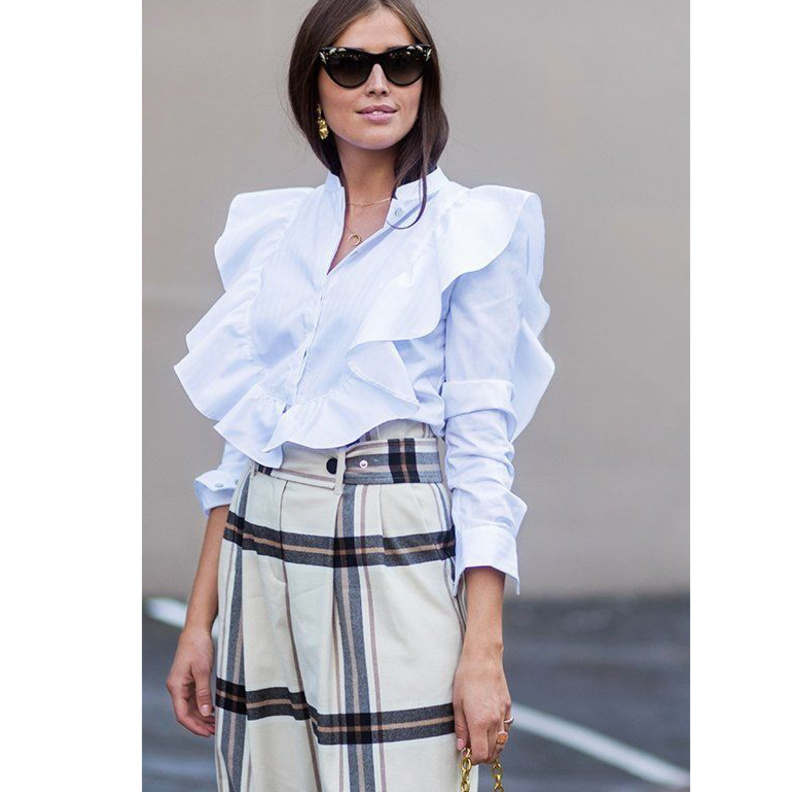 اختاري بلوزة مزينة بربطة بحيث تعمل على تكبير منطقة الصدر